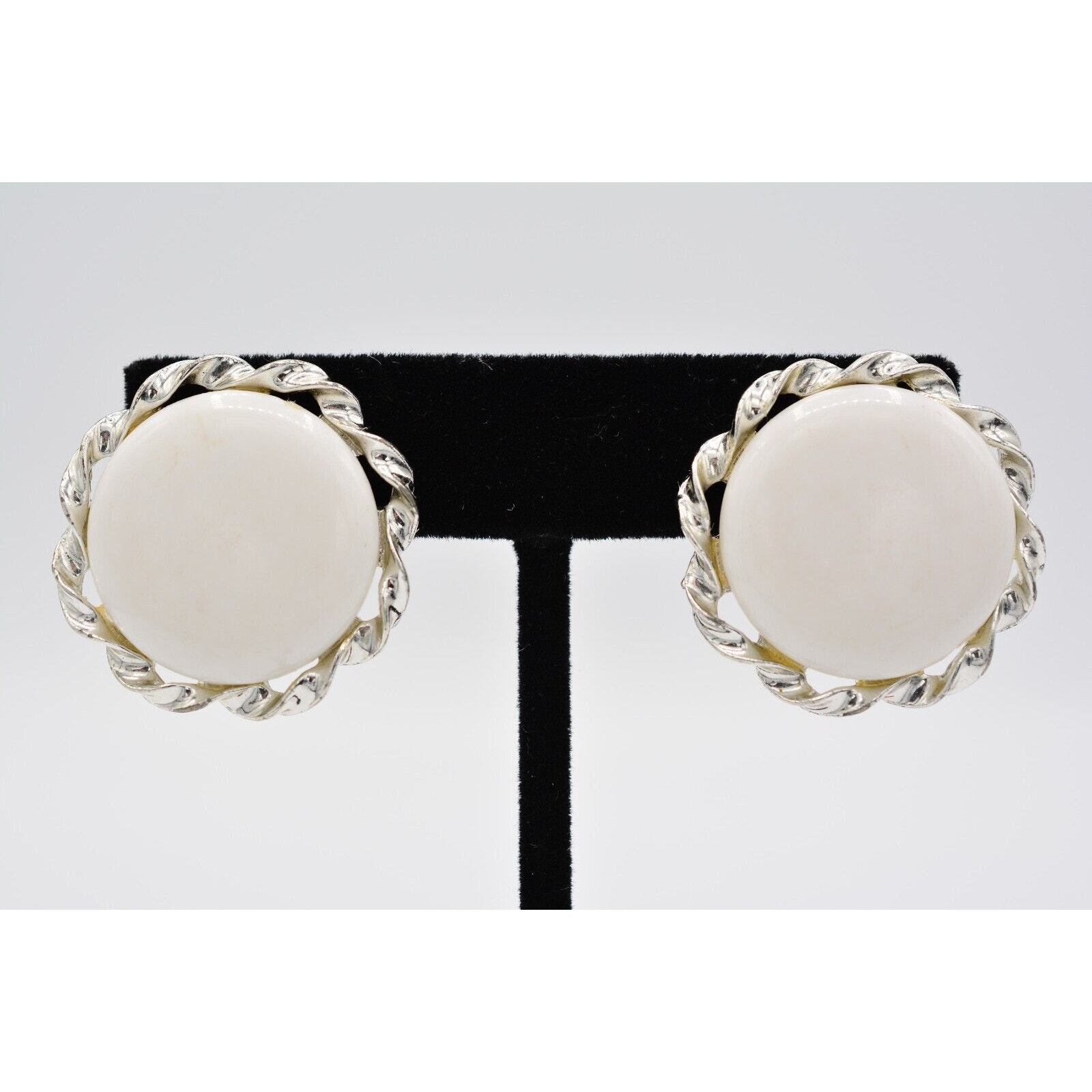 Lisner Vintage Clip On Earrings White Button Silver Tone Chunky Signed 50s Binak 20$